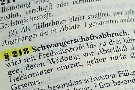Bernd Weißbrod/dpa | Schwangerschaftsabbrüche in den ersten zwölf Wochen sollten nach dem Willen der Ärzte außerhalb des Strafgesetzbuchs geregelt werden, die Beratungspflicht für ungewollt Schwangere soll aber bleiben.