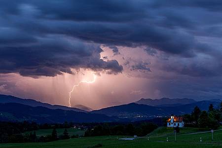 Jan Eifert/dpa | Im Süden Deutschlands sollen die Unwetter besonders heftig werden. (Archivbild)