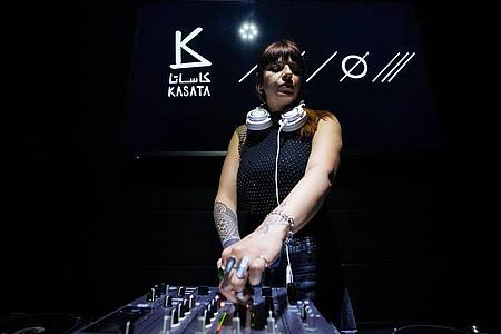 Moawia Atrash/dpa | Die in Berlin lebende DJ Nuria legt in Damaskus seit dem Sturz von Machthaber Assad auf.