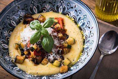 Christin Klose/dpa-tmn | Zur herrlich cremigen Polenta mit Parmesan und Olivenöl passt Ratatouille-Gemüse.