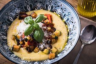 Christin Klose/dpa-tmn | Zur herrlich cremigen Polenta mit Parmesan und Olivenöl passt Ratatouille-Gemüse.