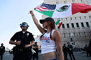 Gabrielle Lurie/San Francisco Chronicle/AP/dpa | Demonstranten protestieren gegen die Festnahmen und Abschiebungen durch die US-Einwanderungsbehörde ICE.
