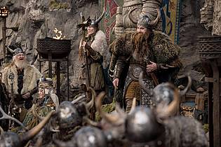 Helen Sloan/Universal Pictures/dpa | Gerard Butler (r, hinten) als Wikingerhäuptling Stoick in einer Szene des Films «Drachenzähmen leicht gemacht».