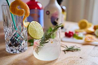 Annette Riedl/dpa/dpa-tmn | Der Weg ist das Ziel: Beim Experimentieren mit alkoholfreien Cocktails werden Beeren, Zesten und Kräuter wie etwa Rosmarin verwendet. 