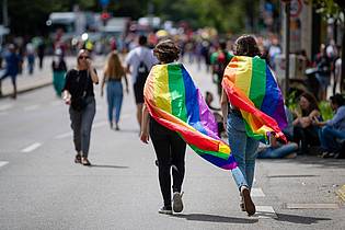 Christoph Schmidt/dpa | Regenbogenfamilien: Familien, in denen ein gleichgeschlechtliches Paar mit minderjährigen Kindern in einem Haushalt zusammenlebt. (Archivbild)