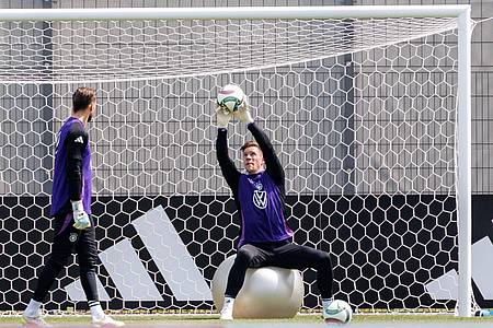 Daniel Karmann/dpa | Marc-André ter Stegen (r) beim Training der Nationalmannschaft für sein Länderspiel-Comeback. 