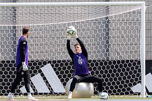 Daniel Karmann/dpa | Marc-André ter Stegen (r) beim Training der Nationalmannschaft für sein Länderspiel-Comeback. 