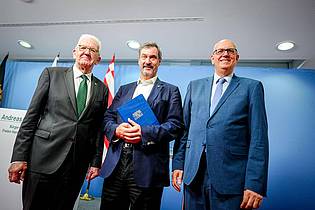 Kay Nietfeld/dpa | Drei Länder für die Raumfahrt: Deutschland soll mehr Geld geben. Dafür machen sich Winfried Kretschmann (l-r), Markus Söder und Andreas Bovenschulte stark.