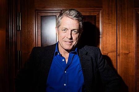 Christoph Soeder/dpa | Mit seinem Hundeblick galt Hugh Grant früher als Frauenschwarm, so wie in der Romanze «Notting Hill». (Archivbild)