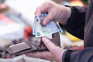Sebastian Kahnert/dpa | Stark steigende Ölpreise sind ein Risiko für die Inflation und damit die Kaufkraft der Verbraucher. (Archivbild)
