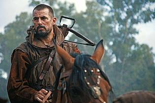 -/SquareOne Entertainment /dpa | Claes Bang als Wilhelm Tell in einer Szene des Films.