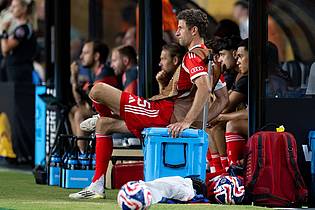 Sven Hoppe/dpa | Thomas Müller verfolgt die Partie auf einem speziellen Sitzplatz am Spielfeldrand.