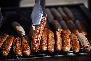 Martin Schutt/dpa | Fleisch auf dem Grill muss für viele sein. (Archivbild)