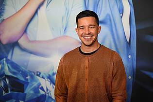 Felix Hörhager/dpa | Nico Santos singt in seinem neuen Song über die Bedeutung von Heimat. (Archivbild)