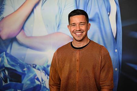 Felix Hörhager/dpa | Nico Santos singt in seinem neuen Song über die Bedeutung von Heimat. (Archivbild)