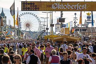 Peter Kneffel/dpa | Wie voll ist zu voll? Münchens Wiesn-Chef will keine Jagd auf Besucherrekorde (Archivbild).