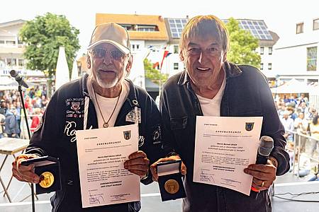 Christian Lademann/dpa | Die Brüder Karl-Heinz und Bernd Ulrich, besser bekannt als Die Amigos, freuen sich über die Verleihung der Ehrenbürgerschaft der Stadt Hungen.