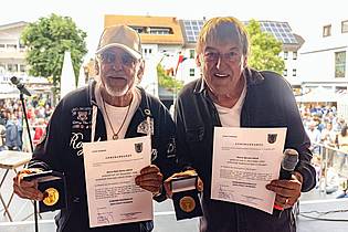Christian Lademann/dpa | Die Brüder Karl-Heinz und Bernd Ulrich, besser bekannt als Die Amigos, freuen sich über die Verleihung der Ehrenbürgerschaft der Stadt Hungen.