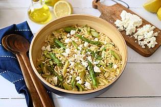 Julia Uehren/loeffelgenuss.de/dpa-tmn | Herzhafter Nudelsalat: Feta gibt ihm Tiefe, der Spargel Biss.