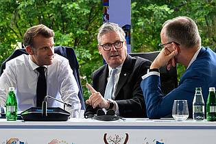 Leon Neal/Getty Pool/AP/dpa | Merz, Macron und Starmer appellieren an Teheran. (Archivbild) 