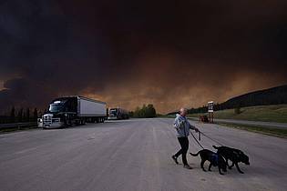 Nasuna Stuart-Ulin/The Canadian Press via AP/dpa | Der Himmel schwarz: So viele Waldbrände hat Kanada selten gleichzeitig erlebt. Gefährliche Waldbrände verdunkeln mittlerweile auch in Kanadas westlichster Provinz British Columbia den Horizont. 