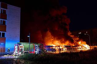 Michael Ukas/dpa | Fast 100 Einsatzkräfte sind bei der Brandbekämpfung zum Einsatz gekommen. 