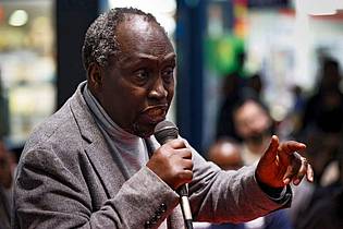Dai Kurokawa/EPA/dpa | Der Kenianer galt als Gigant der afrikanischen Literatur, als Fürsprecher afrikanischer Muttersprachen und unbequemer Denker. (Archivbild)