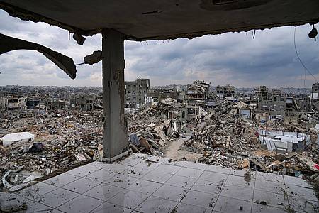 Abdel Kareem Hana/AP/dpa | Ein Blick auf die durch die israelische Luft- und Bodenoffensive verursachten Zerstörungen im nördlichen Gazastreifen. (Archivbild)