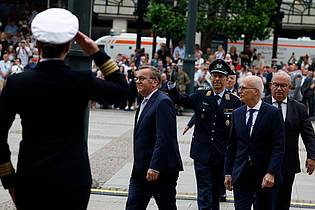 Georg Wendt/dpa | Bei einem feierlichen Beförderungsappell auf dem Hamburger Rathausmarkt dankt Verteidigungsminister Pistorius den Veteranen der Bundeswehr.