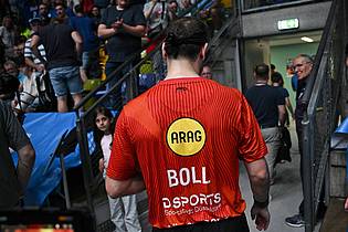 Arne Dedert/dpa | Abschied von Timo Boll: Die deutsche Tischtennis-Legende geht nach dem letzten Spiel in die Kabine.