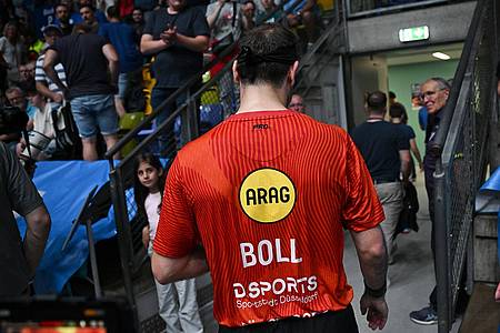 Arne Dedert/dpa | Abschied von Timo Boll: Die deutsche Tischtennis-Legende geht nach dem letzten Spiel in die Kabine.