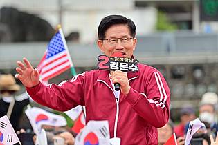 Yonhap/YNA-Pool/dpa | In Umfragen vor der vorgezogenen Präsidentschaftswahl in Südkorea auf Platz 2: Der Konservative Kim Moon Soo. 