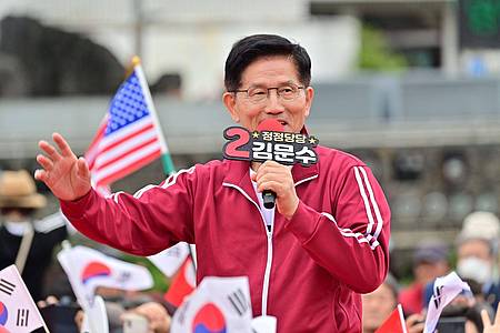 Yonhap/YNA-Pool/dpa | In Umfragen vor der vorgezogenen Präsidentschaftswahl in Südkorea auf Platz 2: Der Konservative Kim Moon Soo. 