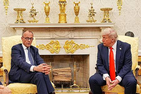 Michael Kappeler/dpa | Der Umgang mit der AfD war laut Bundeskanzler Merz kein Thema zwischen ihm und US-Präsident Trump. 