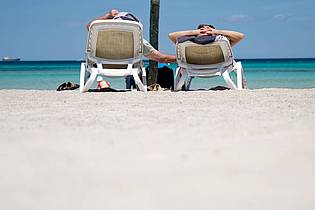 Julian Stratenschulte/dpa/dpa-tmn | Laptop zu Hause lassen, Smartphone ausschalten: Wer sich im Urlaub wirklich erholen will, muss Grenzen setzen.