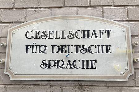 Jens Albes/dpa | Die Sprachwissenschaftler der Gesellschaft für deutsche Sprache beraten Standesämter, ob ein Vorname eingetragen werden kann oder nicht. (Archivbild)