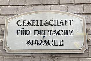 Jens Albes/dpa | Die Sprachwissenschaftler der Gesellschaft für deutsche Sprache beraten Standesämter, ob ein Vorname eingetragen werden kann oder nicht. (Archivbild)