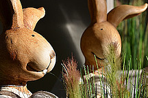 Osterdeko - zwei Holzhasen