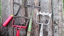 Verschiedene Hacken auf Holzboden