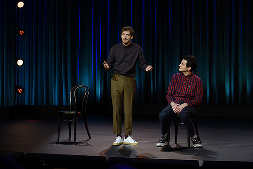 Middleditch und Schwartz imitieren auf der Bühne eine Szene