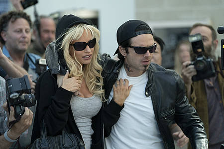 Pam und Tommy fliehen vor Journalisten