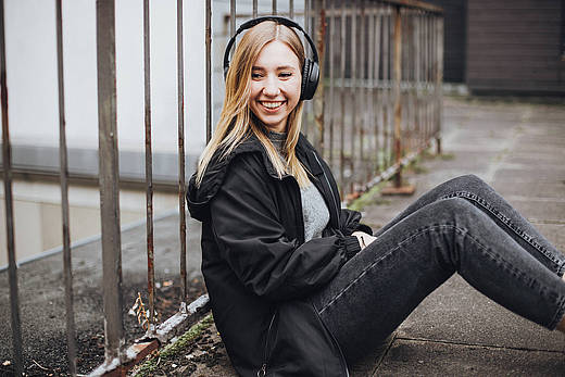 Frau hört Podcast