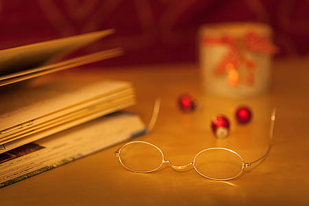 Aufgeschlagenes Buch und Lesebrille