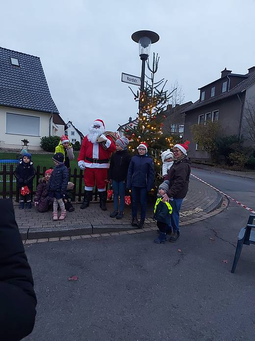 Nachbarschaftsgemeinschaft "Auf der Bülte/Nordstraße" mit einem geschmückten Weihnachtsbaum