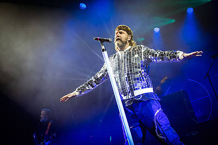 Rea Garvey singt und breitet die Arme aus