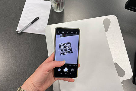 Smartphone scannt mit Kamera-App einen QR-Code