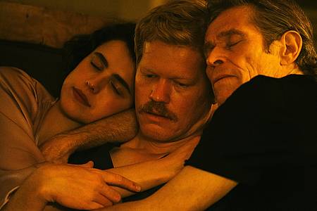 Willem Dafoe, Jesse Plemons und Margaret Qualley liegen eng umschlungen im Bett - Kinds of Kindness auf Disney+.