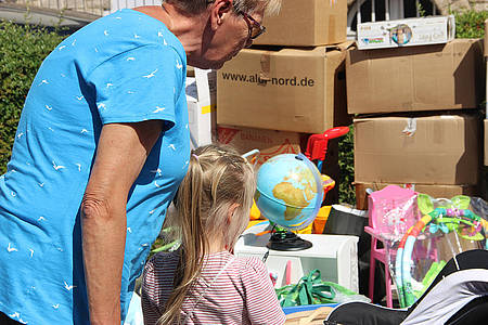 Familie bei Kinder geben Kindern 2022