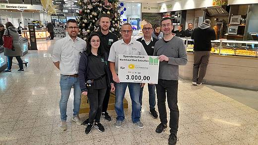 Marktkauf Bad Salzuflen vor der Aktion Lichtblicke Spendenwand