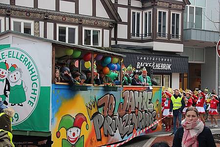 Wagen beim Rosenmontagsumzug in Lage